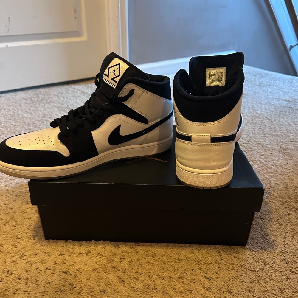 Nike Men's Black and White High-Top Sneakers